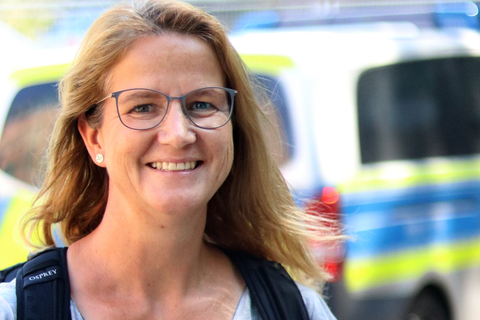Die im Darmstädter Polizeipräsidium tätige Sandra Köhler wandert auf Spendentour kreuz und quer durch Hessen.  Foto: dpa