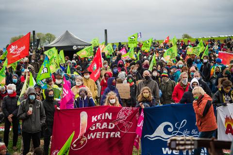 Mehr als 5000 Menschen demonstrierten nach Angaben der Organisatoren am Sonntag gegen den Weiterbau der A49. Foto: Katrina Friese