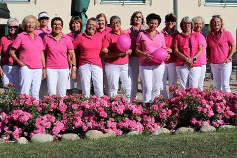 Golfen für einen guten Zweck: Teilnehmerinnen des Turniers im Golfpark Sickendorf vor dem von den Damen selbst angelegten und gepflegten Rosenbeet.  Foto: Stoepler  Foto: Stoepler