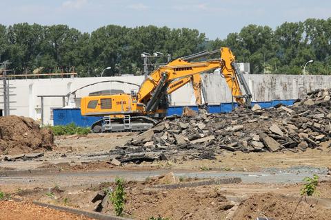 Abschied vom Großflächenmarkt: Das Rewe-Center in der Braunfelser Straße wird seit Anfang Juni abgerissen.  Foto: Gross