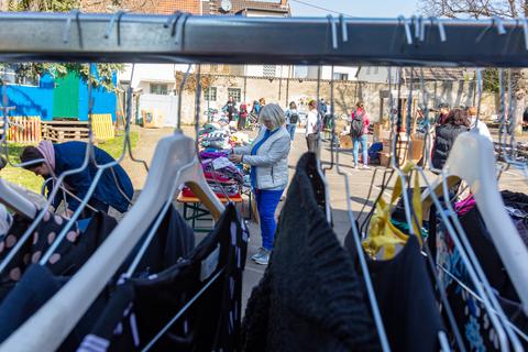 Regen Zuspruch fand am Samstag der „Umsonst-Flohmarkt“, der sich primär an geflüchtete Menschen aus der Ukraine richtete. Foto: Volker Dziemballa (VF)