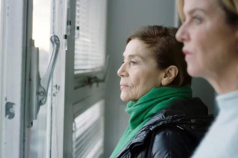 Elsa Bronski (Hannelore Elsner, l.) spricht mit Janneke (Margarita Broich). Foto: HR/Degeto