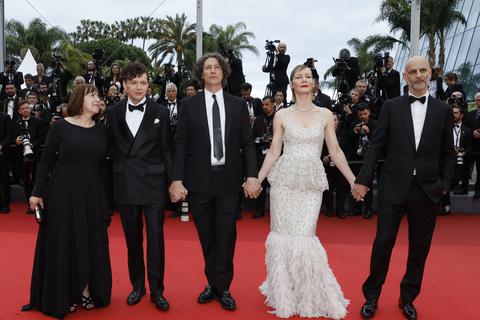 Das Team des Wettbewerbsfilms "The Zone of Interest" bei der Premiere in Cannes, darunter der deutsche Schauspieler Christian Friedel (Zweiter von links), Regisseur Jonathan Glazer (Mitte) und die deutsche Schauspielerin Sandra Hüller (Zweite von rechts). 