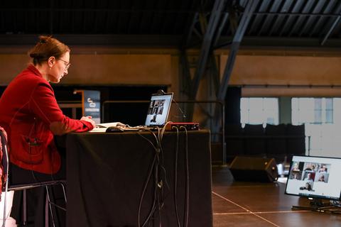 Literarische Schaltzentrale: Beate Tröger moderiert von Darmstadt aus die Video-Debatte der Jury. Foto: Dirk Zengel