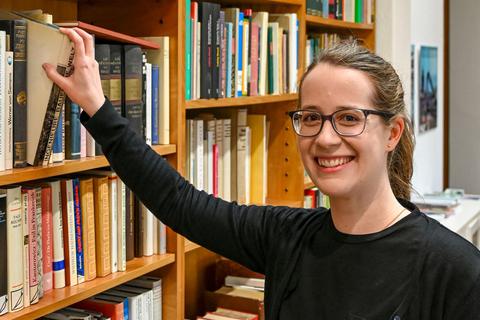 Der Leonce-und-Lena-Preis kann ihr Rückenwind geben bei der Suche nach einem Verlag fürs erste Buch: Katrin Pitz im Darmstädter Literaturhaus. Foto: Dirk Zengel