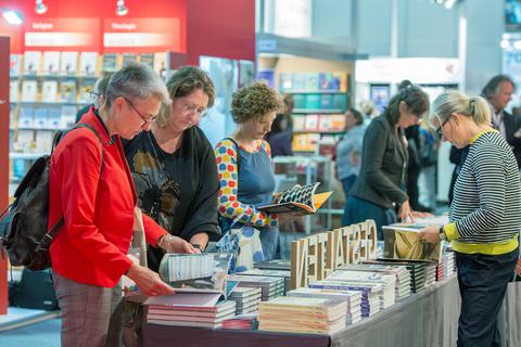 Ein Bild aus besseren Tagen: Seit der letzten normalen Messe 2019 konnte die Buchmesse nur digital oder in begrenztem Umfang stattfinden – das soll sich nun ändern. Foto: epd