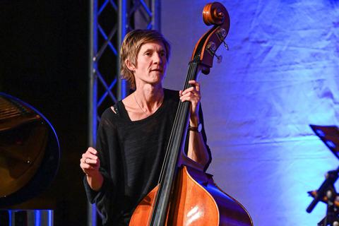 Im angenehm stimmigen Fluss: Bassistin Eva Kruse beim Darmstädter Auftritt. Foto: Dirk Zengel