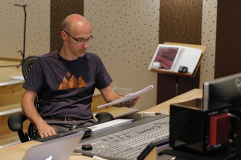 Andreas Radzuweit bei der Aufnahme der von ihm komponierten Filmmusik zu „die Olchis“ mit Musikern des Hessischen Staatstheaters. Foto: Radzuweit