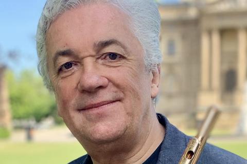 Der Flötist Thomas Richter spielt seit 1984 im Hessischen Staatsorchester. Foto: Peter Brechtel