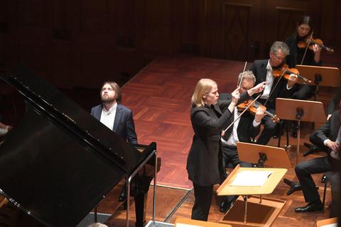 Die Deutsche Kammerphilharmonie Bremen unter der Leitung der jungen Dirigentin Ruth Reinhardt ist dem Pianisten Daniil Trifonov ein Partner. Foto: RMF/Ansgar Klostermann