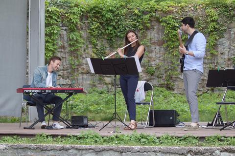 Das „Trio Libero“ mit Olga Reiser (Flöte), Andrey Shabashev (Piano) und Pavel Klimashevsky (Bass) gehört zu den Stammgästen in Sonnenberg. Foto: Wiesbadener Burgfestspiele