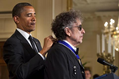 Barack Obama, damals US-Präsident, zeichnet Bob Dylan im Jahr 2012 mit der Freiheitsmedaille aus. Foto: dpa