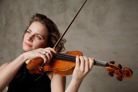 Julia Fischer spielt im Wiesbadener Kurhaus das vergleichsweise selten zu hörende Violinkonzert von Robert Schumann. Foto: Uwe Arens