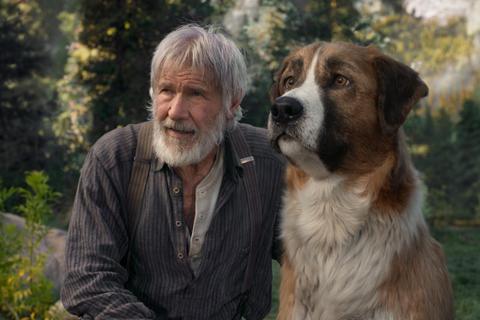 Bernhardiner-Mischling Buck wacht darüber, dass sich sein versoffenes Herrchen (Harrison Ford) in der Natur gesund ernährt. Foto: Fox