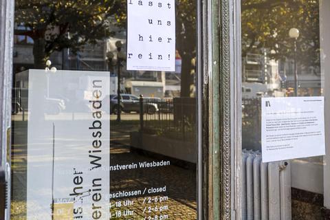 „Lasst uns hier rein!“ fordert das Plakat am Nassauischen Kunstverein in Wiesbaden. An vielen Kulturinistutionen in der Stadt hängt jetzt diese Forderung. Foto: René Vigneron