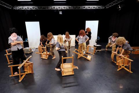 Action für Zuschauer ab drei Jahre: Das Kinder-Ensemble des Theater Transit spielt „Nele und die Räuber“ im Darmstädter Mollerhaus. Foto: Andreas Kelm