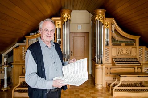 Hans-Joachim Stenger zeigt seine Orgel. Foto: Stephan Franz Ferdinand Dinges
