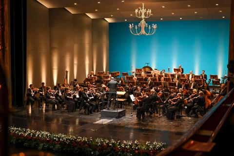 Alexander Joel dirigiert das Staatsorchester im Galakonzert „125 Jahre Internationale Maifestspiele“. Foto: Volker Watschounek