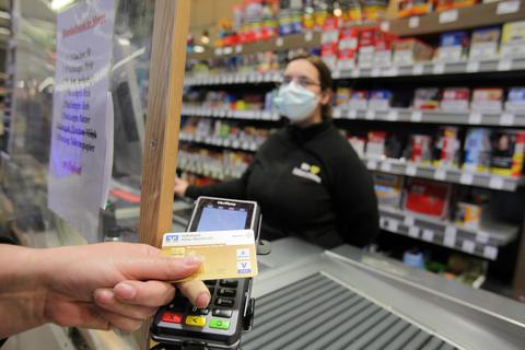 Im Edeka-Supermarkt Bembenik ist Kartenzahlung wieder möglich – nachdem die Software der Lesegeräte vergangene Woche deutschlandweit eine Fehlfunktion offenbart hatte. Foto: pp/Axel Schmitz