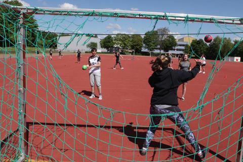 Der Ball fliegt wieder wie hier beim Training der weiblichen C-Jugend des HSV Alzey auf dem Hartplatz des Elisabeth-Langgässer-Gymnasiums. Foto: pakalski-press/Schmitz