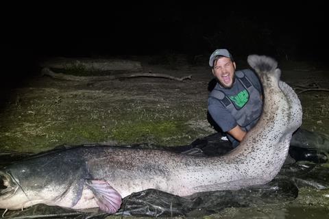 Stolz und gleichzeitig noch ungläubig über seinen außergewöhnlichen Fang: Nico Magdic hat einen 2,62 Meter langen Wels gefangen.