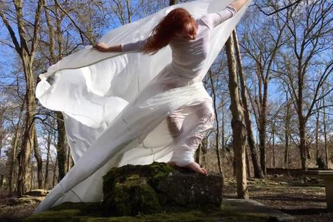 Tanzpädagogin Mara Schwarzkopf arbeitet nun als Modell für Bildhauer oder Fotografen. Foto: Ellen Poppy