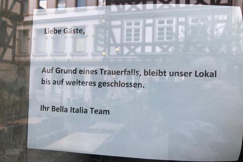 Das Restaurant "Bella Italia" am Salzmarkt blieb am Montag geschlossen, nachdem Betreiber Hasan Yildiz am Sonntagabend in Wetzlar erschossen wurde. Foto: Robert Neuber