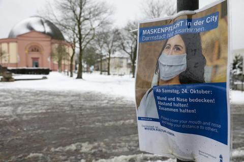 Ein Darmstadt-Besucher ärgert sich über die seiner Ansicht nach schlechte Beschilderung zur Maskenplicht. von Torsten Boor