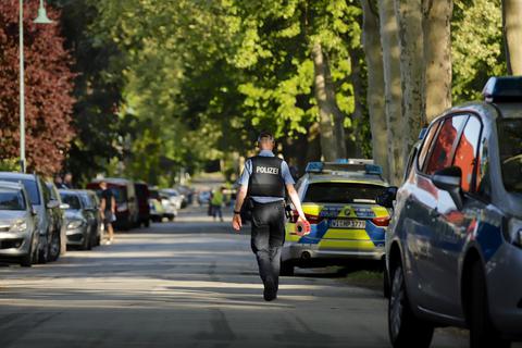 Ein Polizist am Einsatzort in der Parkstraße in Kranichstein. Foto: Andreas Kelm