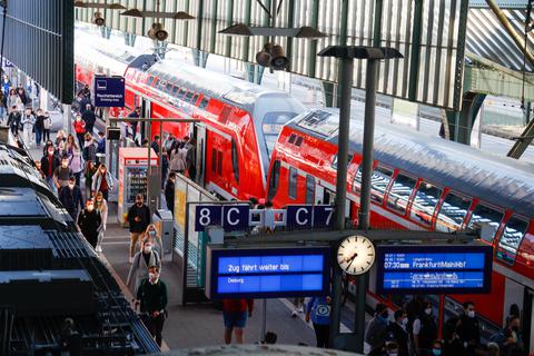 Am Darmstädter Hauptbahnhof herrscht Hochbetrieb, tausende Pendler kommen am Morgen in die Stadt.  Foto: Guido Schiek