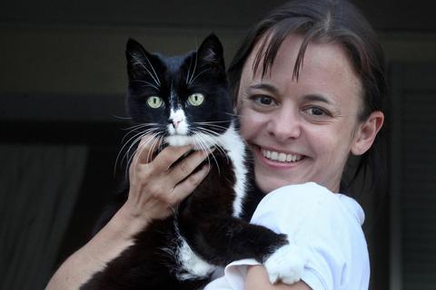 Tierpsychologin Carmen Schell mit ihrer 16 Jahre alten Katze „Polly“. Foto: Karl-Heinz Bärtl