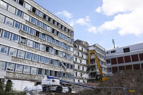 Nach zweieinhalb Jahren Stillstand hat nun der Abriss des früheren Bürokomplexes der Telekom begonnen. Foto: Guido Schiek