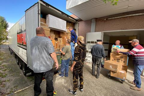 Freiwillige laden im Spenden-Depot des Partnerschaftsverein PDUM Waren für Ushgorod in einen Speditionslaster. 