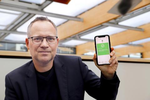 Geschäftsführer Michael Reibold zeigt die „SmartMeeting“-App, die die Darmstädter Firma Cosynus entwickelt hat. Foto: Andreas Kelm