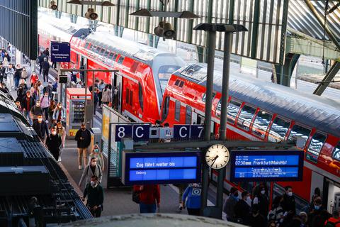 Keine Überfüllung: Am Hauptbahnhof Darmstadt ist das Fahrgastaufkommen so hoch wie sonst auch.    Foto: Guido Schiek