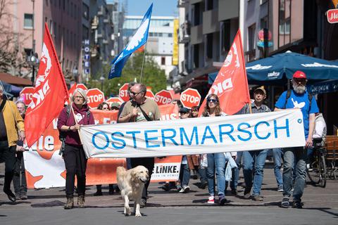 Bei den Ostermärschen (hier 2022 in Frankfurt) gehen nach wie vor viele Initiativen auf die Straße. Viele sehen die Versammlungsfreiheit in Hessen gefährdet.