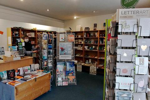 Renate Keller berät die Kunden der Buchhandlung der evangelischen Kirchengemeinde in Wehrheim  Foto: Hinrich Wulff 