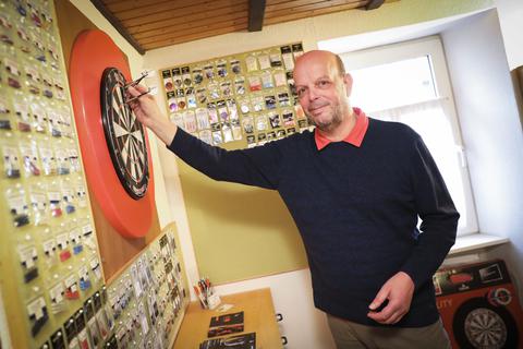 Während der Darts-WM ist im Albiger Darts-Shop von Andreas Schicklinski besonders viel los.