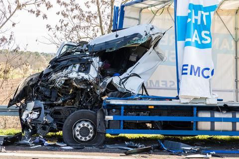 Der Fahrer des Lastwagens wurde bei dem Unfall auf der A67 bei Einhausen schwer verletzt.