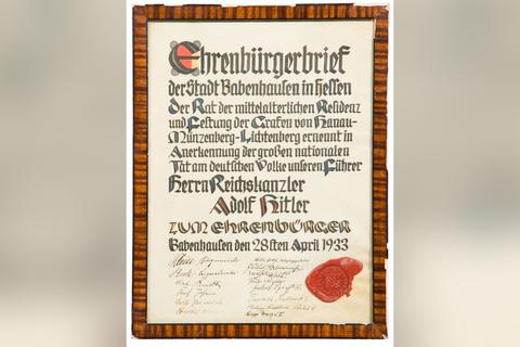 Ehrenbürgerbrief von Adolf Hitler aus Babenhausen. Foto: Hermann Historica