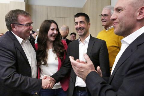 Strahlende Gesichter bei der CDU: Mark Pullmann ist neuer Bürgermeister von Groß-Zimmern. Amtsinhaber Achim Grimm (links) und Landtagsabgeordneter Manfred Pentz (rechts) freuen sich mit dem neuen Rathauschef und seiner Frau Anna.