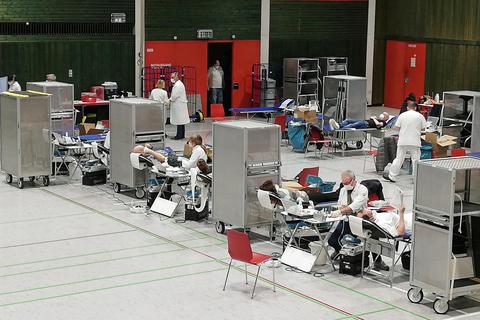 Genug Platz für die Seuchenhygiene bietet die Mehrzweckhalle in Groß-Zimmern beim Blutspenden. Foto: Klaus Holdefehr