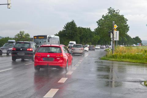 Am Semder Kreuz der B 45 stauen sich die Fahrzeuge im Berufsverkehr regelmäßig. Foto: Ulrike Bernauer