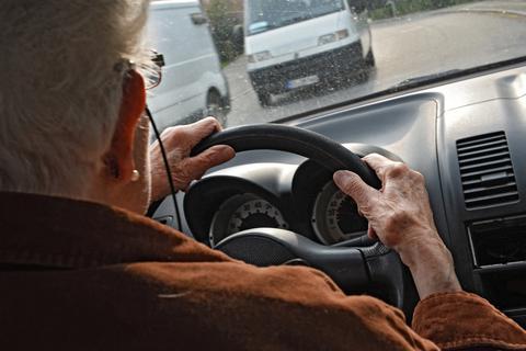 Auch im Alter wollen viele Menschen nicht aufs Auto verzichten. Einen gesetzlichen Test, ob sie dazu noch fähig sind, gibt es in Deutschland nicht.