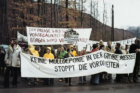 Demonstranten im März 1976: Gegen die Mülldeponie und für den Erhalt der Fossilien mussten die Messeler lange kämpfen. Mit Erfolg: Am 9. Dezember 1995 ist die Grube Messel Welterbestätte geworden. Foto: Archiv