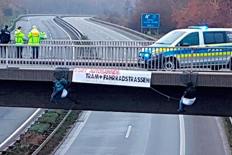 Bei einer Abseilaktion von Klimaaktivisten wurde die A485 bei Gießen in beiden Richtungen von der Polizei gesperrt.