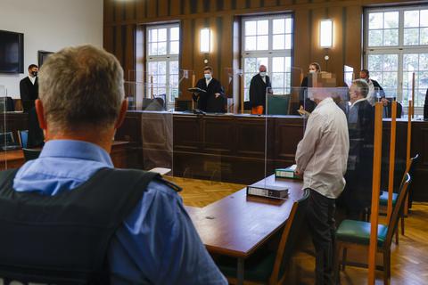 Das Landgericht Darmstadt verhandelt seit Dienstag wegen des Mordes an einer 27 Jahre alten zweifachen Mutter in Biebesheim. Ihr Ehemann wird beschuldigt, sie erwürgt und  in einem Gebüsch am Ortsausgang abgelegt zu haben.  Foto: Guido Schiek