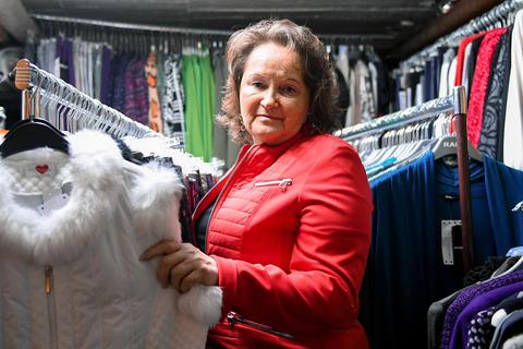 Voll sind die Warenlager von Margarete Arscholl, der Inhaberin von „Maggie’s Mode“. Foto: Vollformat/Samantha Pflug
