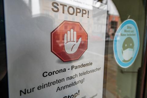 Der Bund will im Kampf gegen die Corona-Pandemie die Kontaktbeschränkungen massiv ausweiten. Symbolfoto: dpa