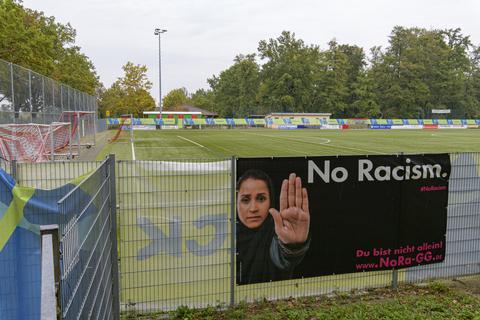 Zahlreiche Amateurvereine positionieren sich nach außen klar gegen Rassismus und Diskriminierung, wie hier der TSV Wolfskehlen. Auf deutschen Sportplätzen kommt es dennoch immer wieder zu rassistischen Anfeindungen. 